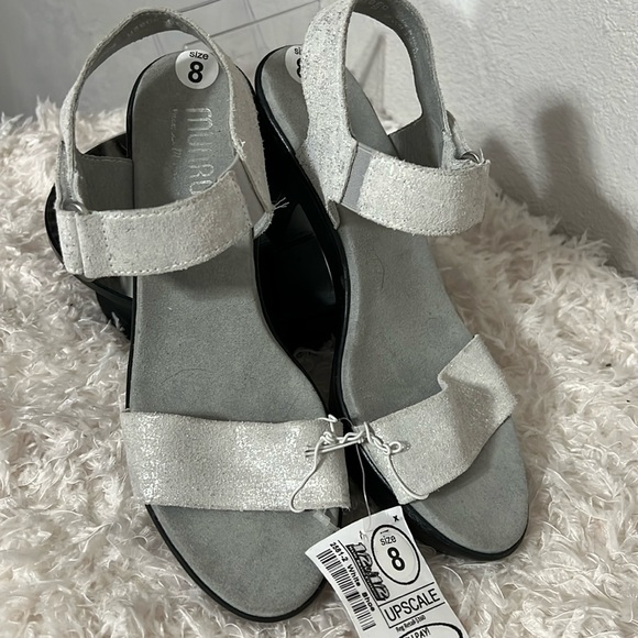 New! Monroe Silver Suede Willa Platform Heeled Sandals Size 8N - Picture 3 of 8